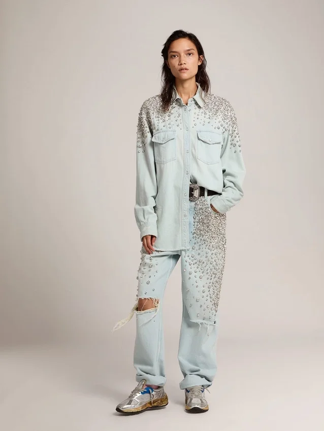 Chemise « boyfriend » délavée pour femme, ornée de cristaux cabochons