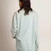 Chemise « boyfriend » délavée pour femme, ornée de cristaux cabochons