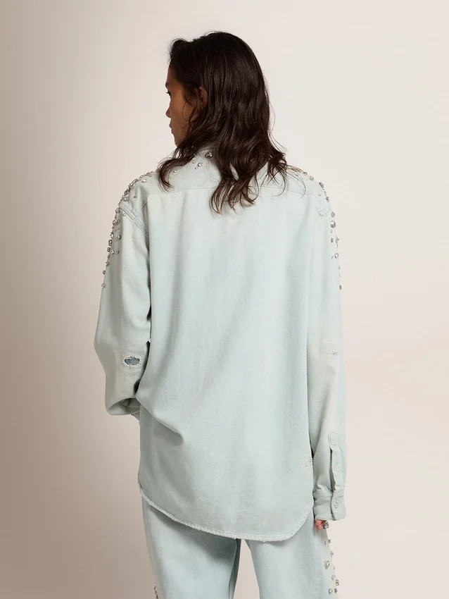 Chemise « boyfriend » délavée pour femme, ornée de cristaux cabochons
