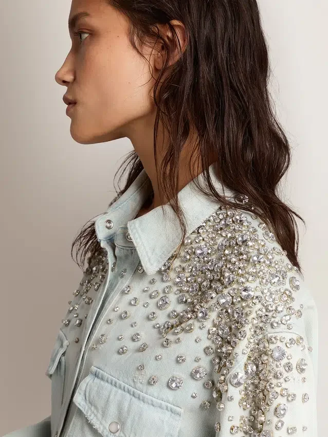 Chemise « boyfriend » délavée pour femme, ornée de cristaux cabochons