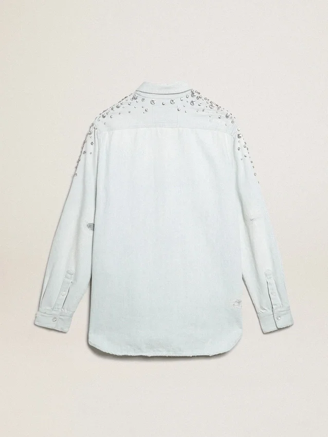 Chemise « boyfriend » délavée pour femme, ornée de cristaux cabochons