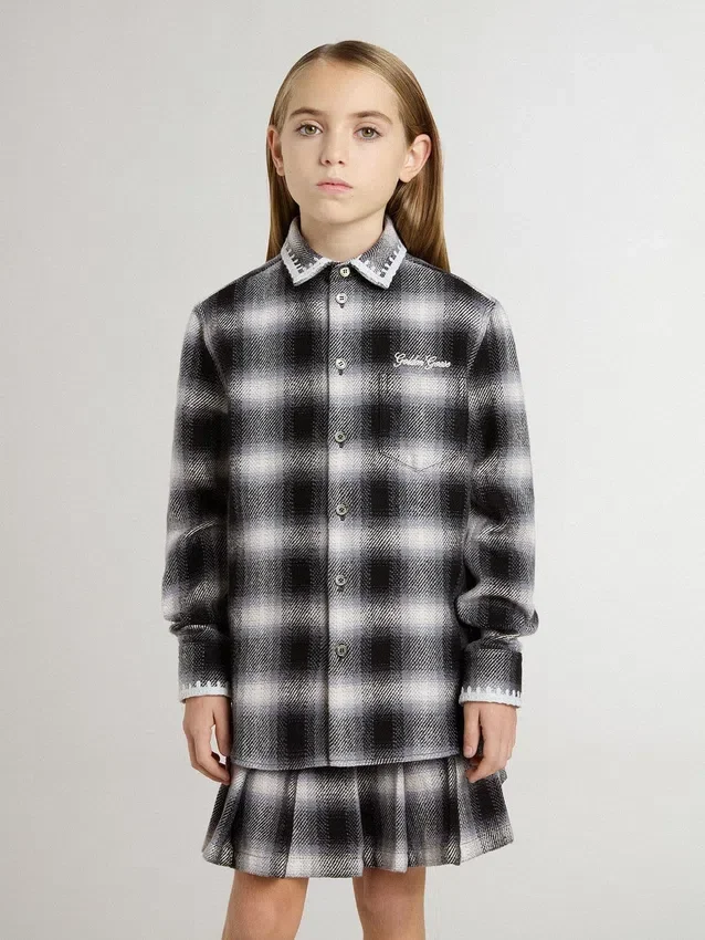 Chemise à carreaux noirs et blancs pour enfant avec broderies blanches