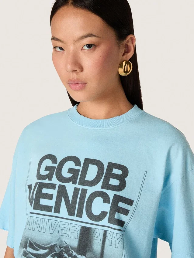 Chemise court pour femme en jersey de coton bleu clair avec imprimé graphique