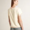 Chemise crème pour femme avec des touches de rouge délavé