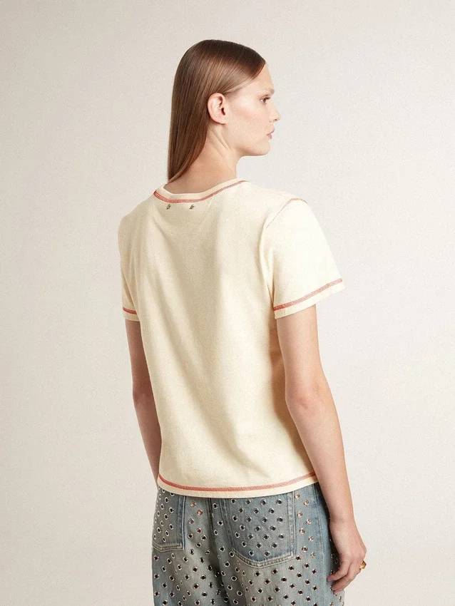 Chemise crème pour femme avec des touches de rouge délavé