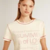 Chemise crème pour femme avec des touches de rouge délavé