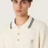 Chemise d’homme à manches longues en maille blanche avec bordures contrastées et épingle amovible