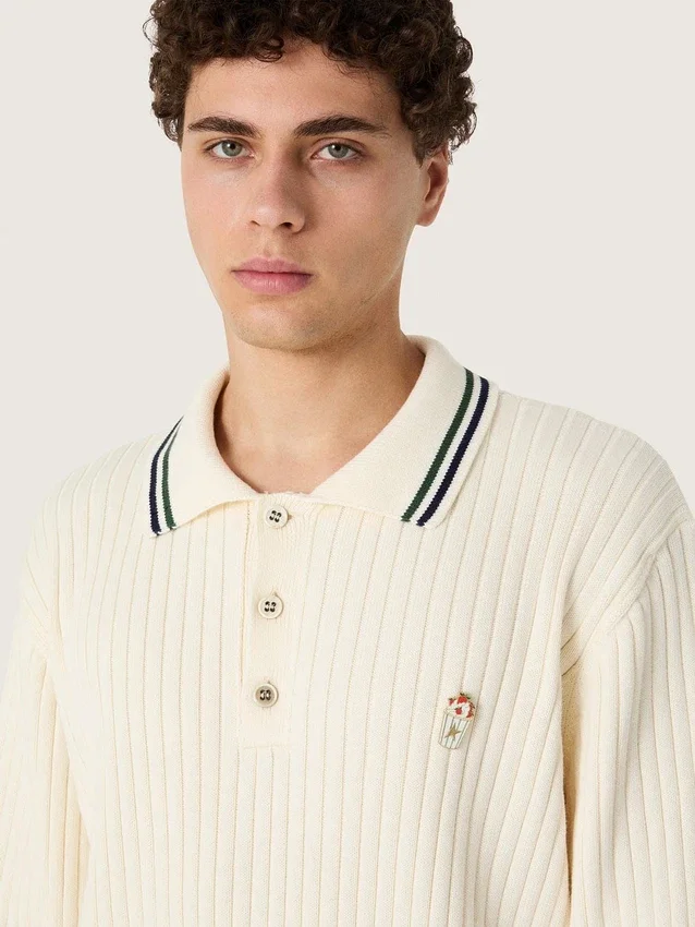 Chemise d’homme à manches longues en maille blanche avec bordures contrastées et épingle amovible