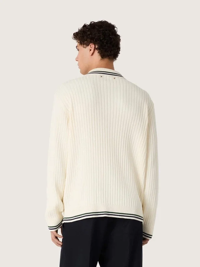 Chemise d’homme à manches longues en maille blanche avec bordures contrastées et épingle amovible
