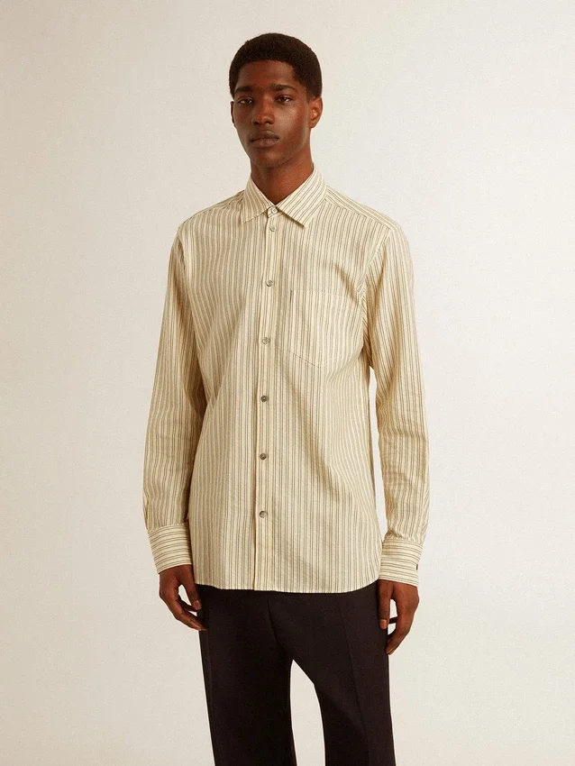 Chemise en coton écru pour homme à fines rayures noires