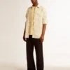 Chemise en coton écru pour homme à fines rayures noires