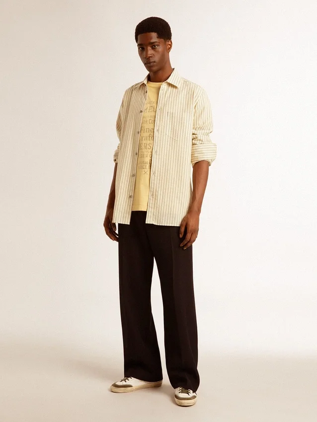 Chemise en coton écru pour homme à fines rayures noires