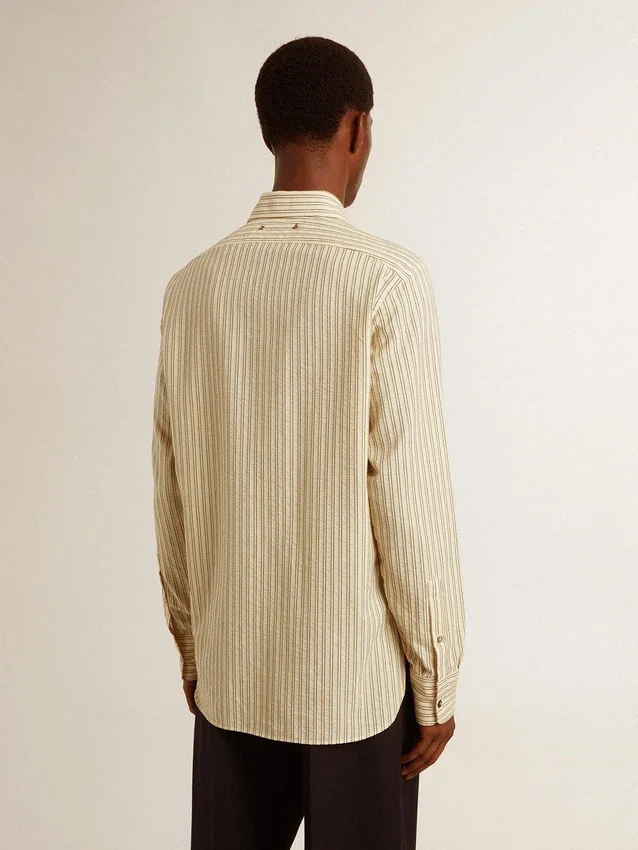 Chemise en coton écru pour homme à fines rayures noires