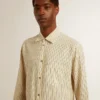 Chemise en coton écru pour homme à fines rayures noires