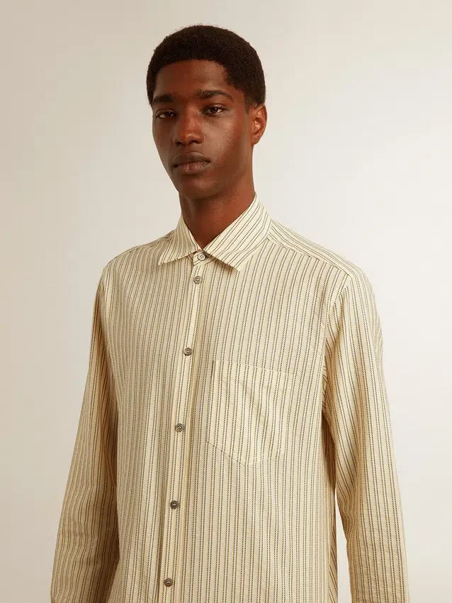 Chemise en coton écru pour homme à fines rayures noires