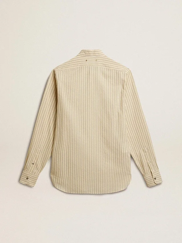 Chemise en coton écru pour homme à fines rayures noires