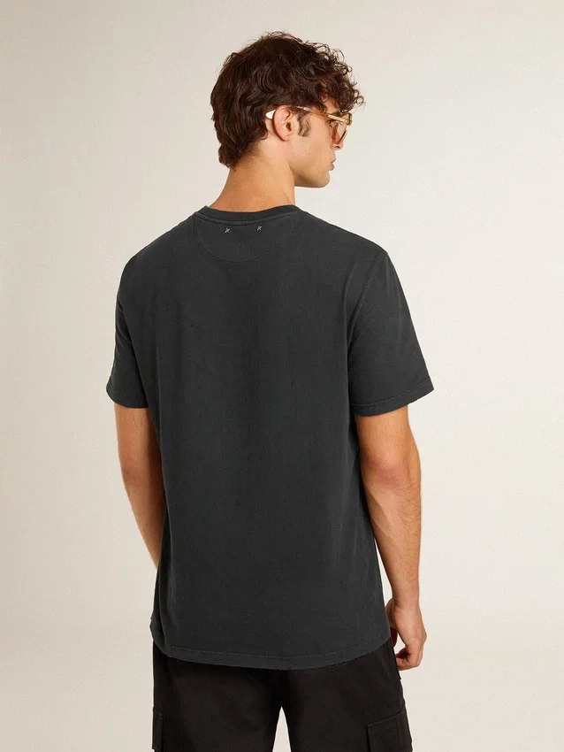 Chemise en coton noir délavé pour homme avec imprimé sur le devant