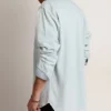 Chemise en denim délavé pour homme avec clous martelés
