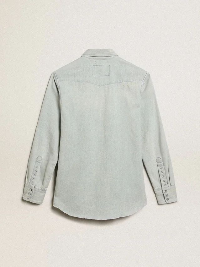 Chemise en denim délavé pour homme avec clous martelés