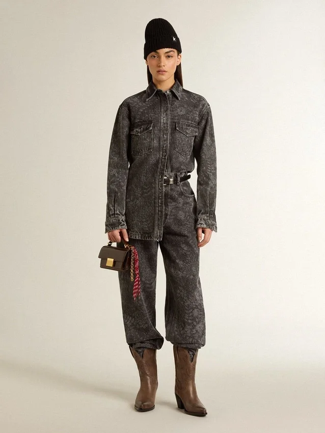 Chemise en denim noir pour femme avec motif floral ton sur ton