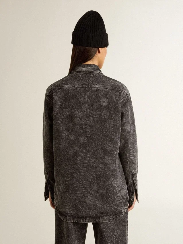 Chemise en denim noir pour femme avec motif floral ton sur ton