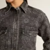 Chemise en denim noir pour femme avec motif floral ton sur ton
