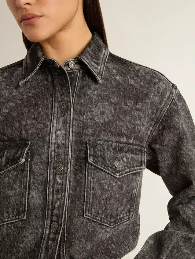 Chemise en denim noir pour femme avec motif floral ton sur ton