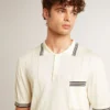Chemise en maille blanche délavée pour homme avec bordures bleues