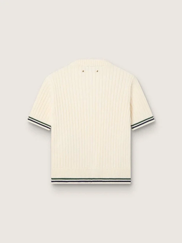 Chemise en maille blanche pour femme avec bords contrastés et broche amovible