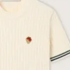 Chemise en maille blanche pour femme avec bords contrastés et broche amovible