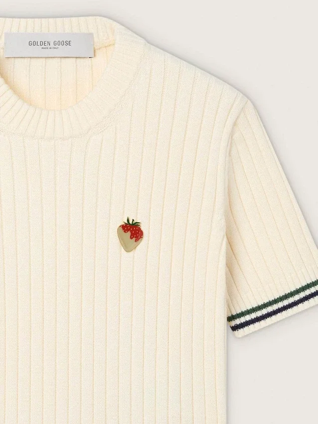 Chemise en maille blanche pour femme avec bords contrastés et broche amovible