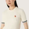 Chemise en maille blanche pour femme avec bords contrastés et broche amovible