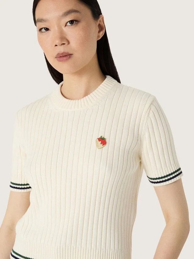 Chemise en maille blanche pour femme avec bords contrastés et broche amovible
