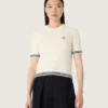 Chemise en maille blanche pour femme avec bords contrastés et broche amovible