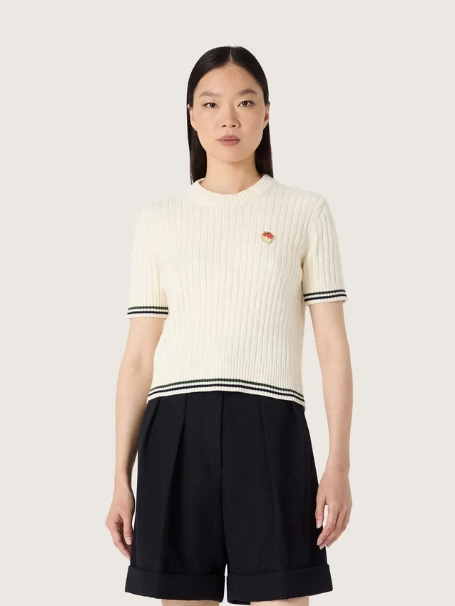 Chemise en maille blanche pour femme avec bords contrastés et broche amovible