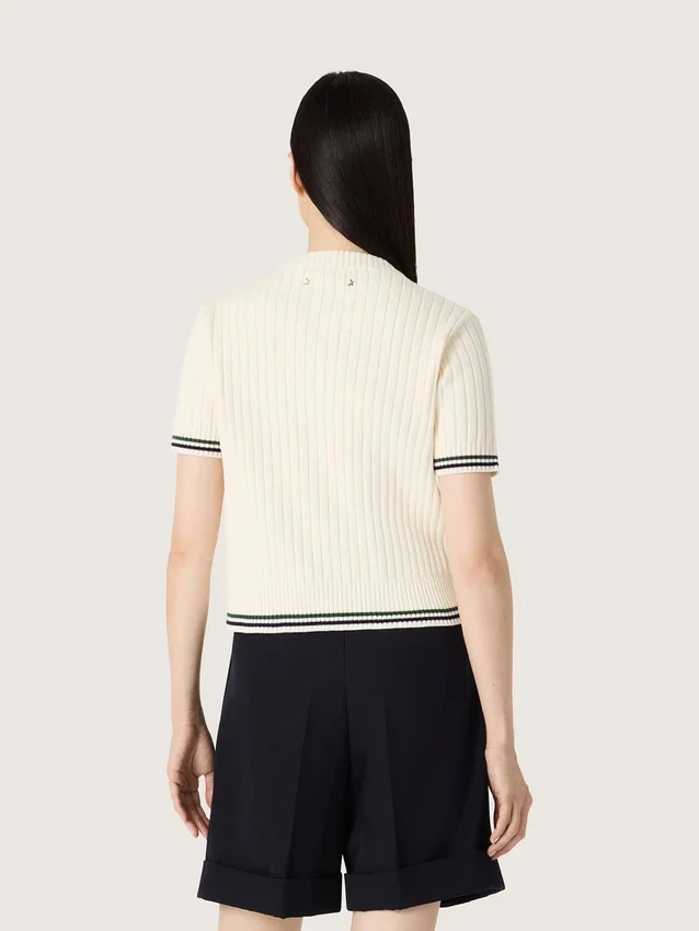 Chemise en maille blanche pour femme avec bords contrastés et broche amovible