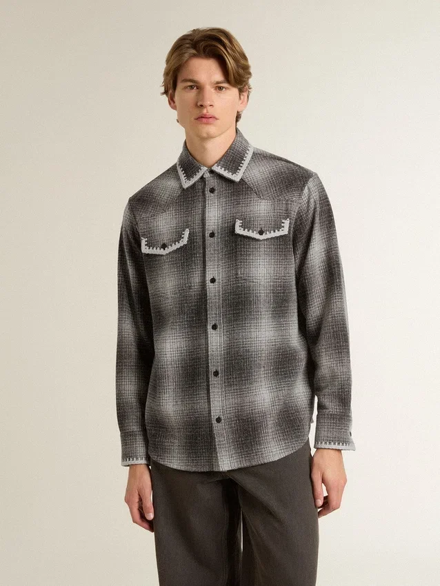 Chemise grise pour homme avec broderie blanche