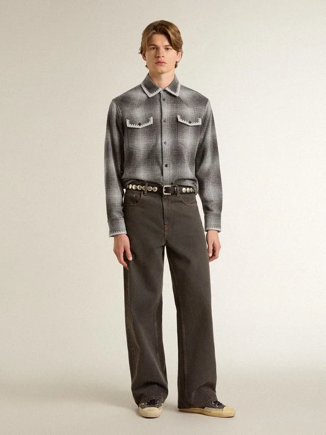 Chemise grise pour homme avec broderie blanche