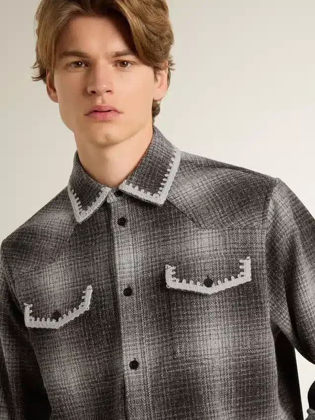 Chemise grise pour homme avec broderie blanche