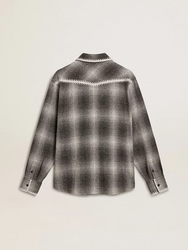 Chemise grise pour homme avec broderie blanche