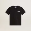 Chemise noire avec logo blanc contrastant sur le devant et une grande étoile dans le dos