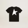 Chemise noire avec logo blanc contrastant sur le devant et une grande étoile dans le dos