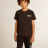 Chemise noire avec logo blanc contrastant sur le devant et une grande étoile dans le dos