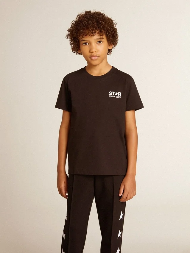 Chemise noire avec logo blanc contrastant sur le devant et une grande étoile dans le dos