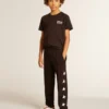 Chemise noire avec logo blanc contrastant sur le devant et une grande étoile dans le dos