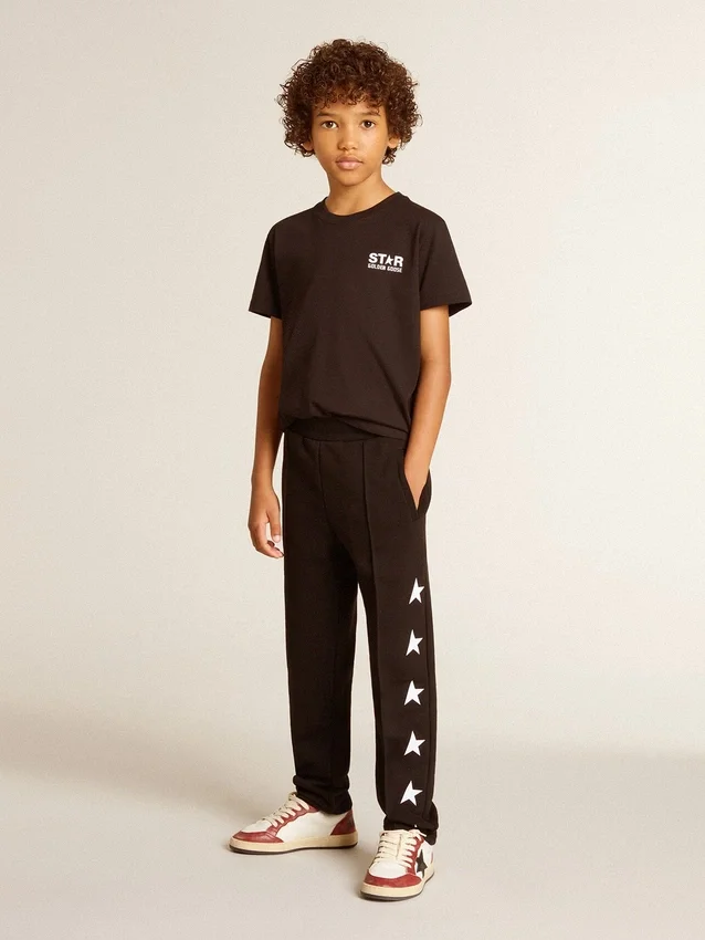 Chemise noire avec logo blanc contrastant sur le devant et une grande étoile dans le dos