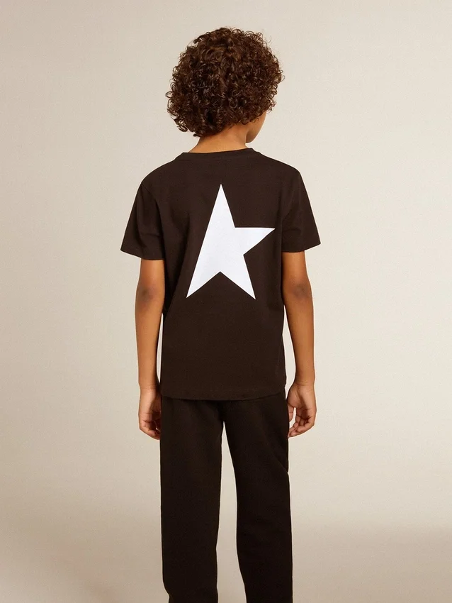 Chemise noire avec logo blanc contrastant sur le devant et une grande étoile dans le dos