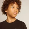 Chemise noire avec logo blanc contrastant sur le devant et une grande étoile dans le dos
