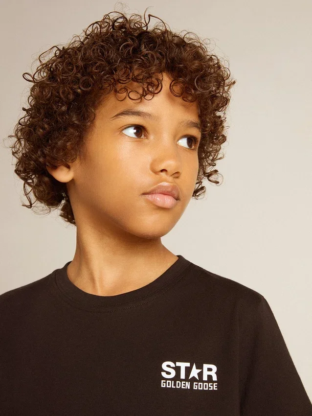 Chemise noire avec logo blanc contrastant sur le devant et une grande étoile dans le dos