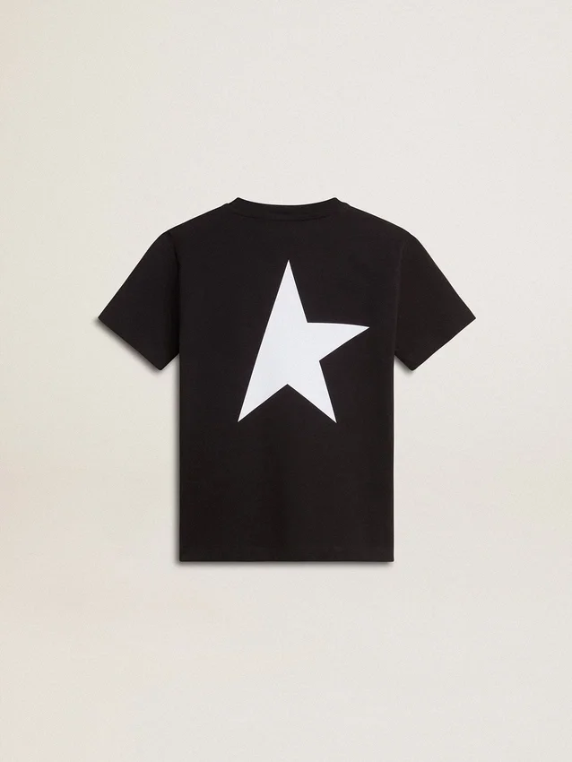 Chemise noire avec logo blanc contrastant sur le devant et une grande étoile dans le dos